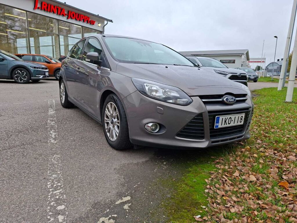 Ford Focus 2012 Ruskea (beige)