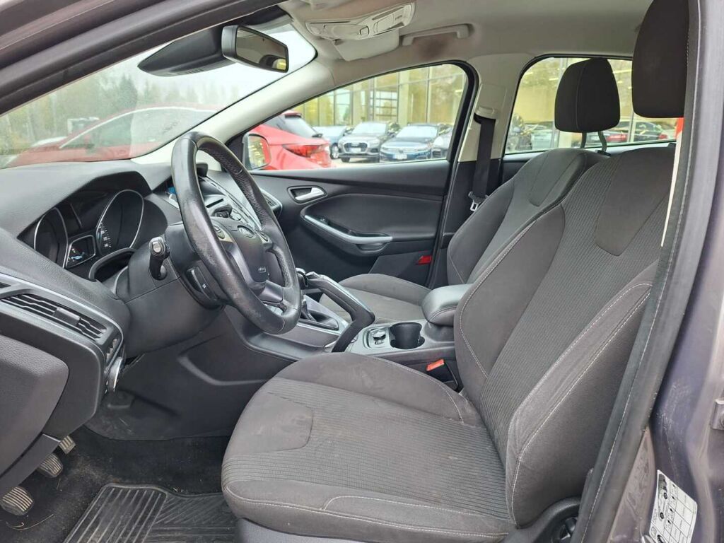 Ford Focus 2012 Ruskea (beige)