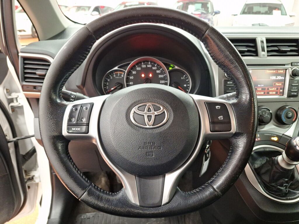 Toyota Verso-S 2012 Valkoinen