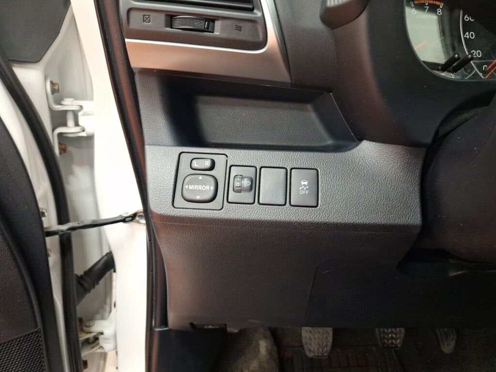 Toyota Verso-S 2012 Valkoinen