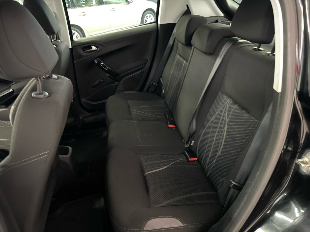 Peugeot 208 2012 Musta