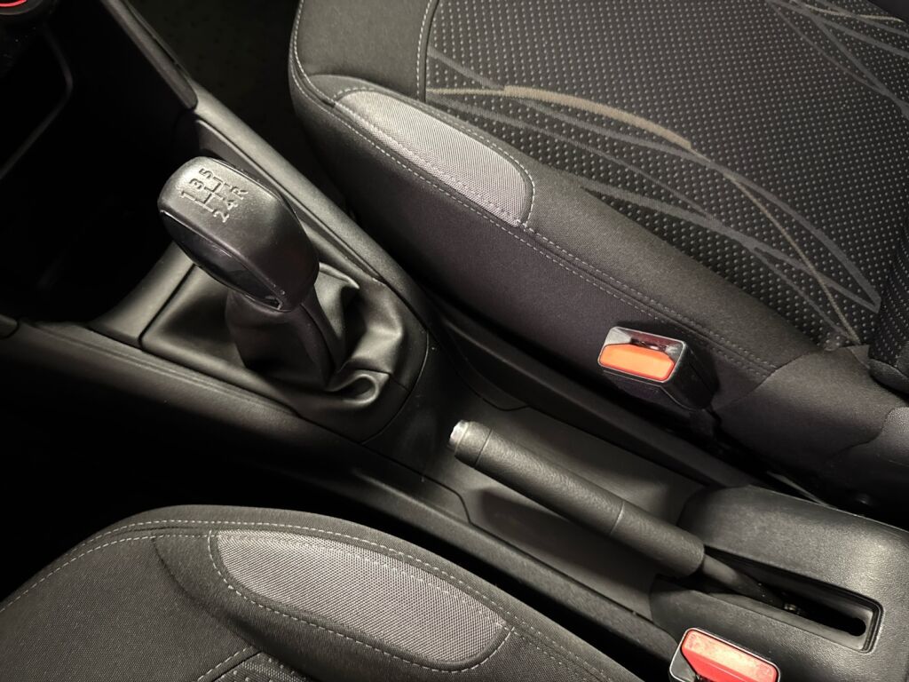 Peugeot 208 2012 Musta