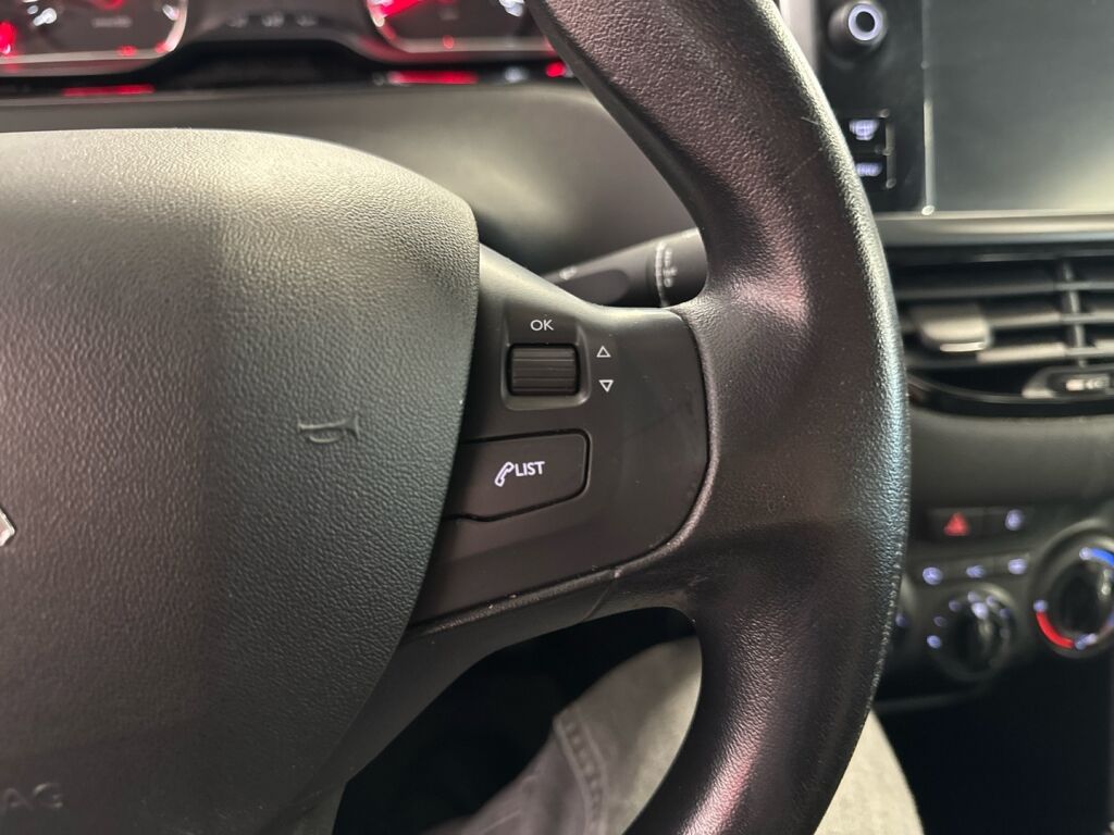 Peugeot 208 2012 Musta