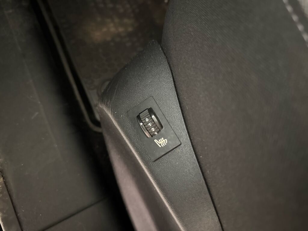 Peugeot 208 2012 Musta