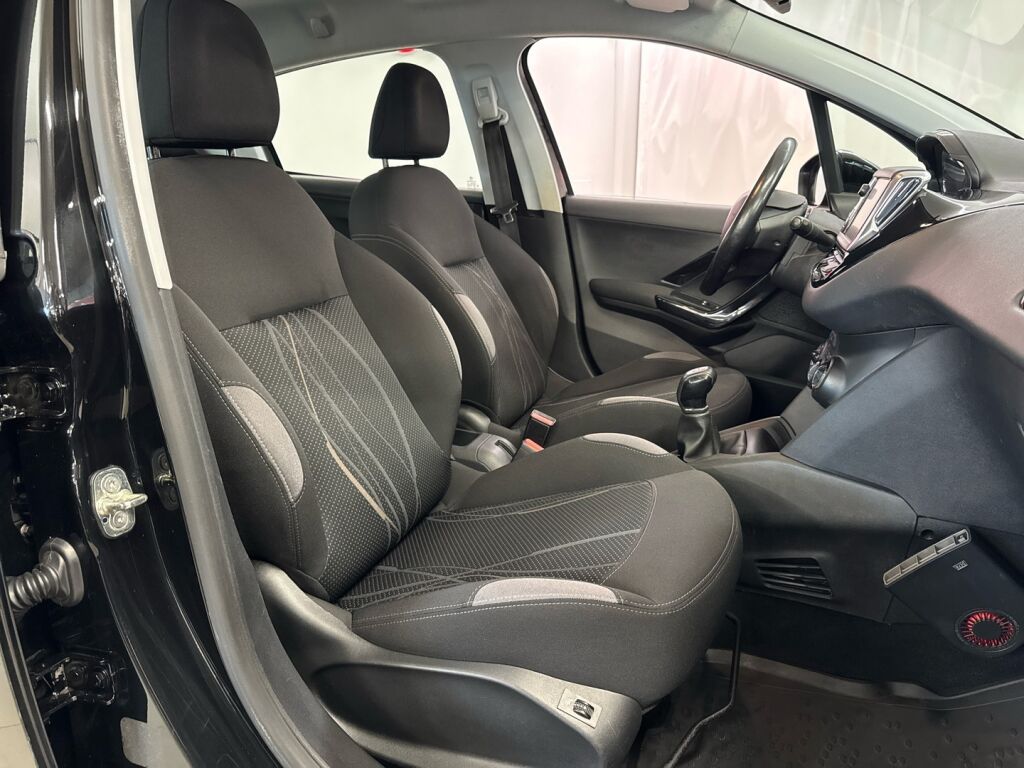 Peugeot 208 2012 Musta