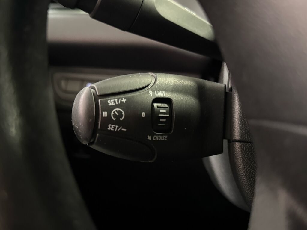 Peugeot 208 2012 Musta