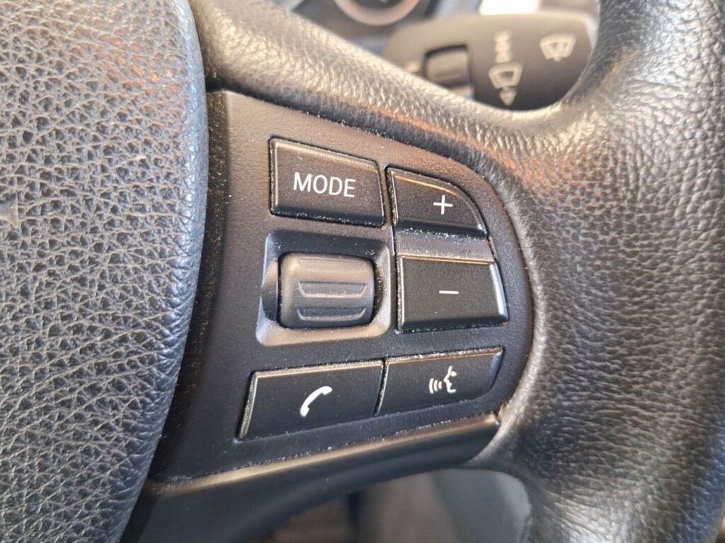 BMW 320 2012 Musta