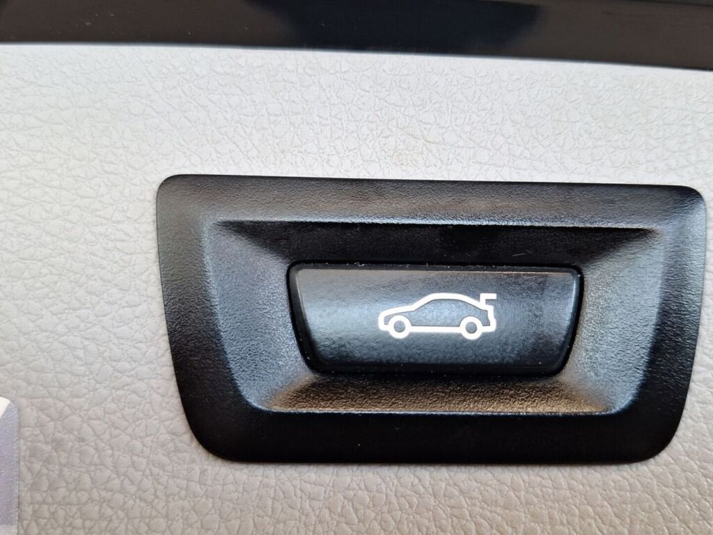 BMW 320 2012 Musta