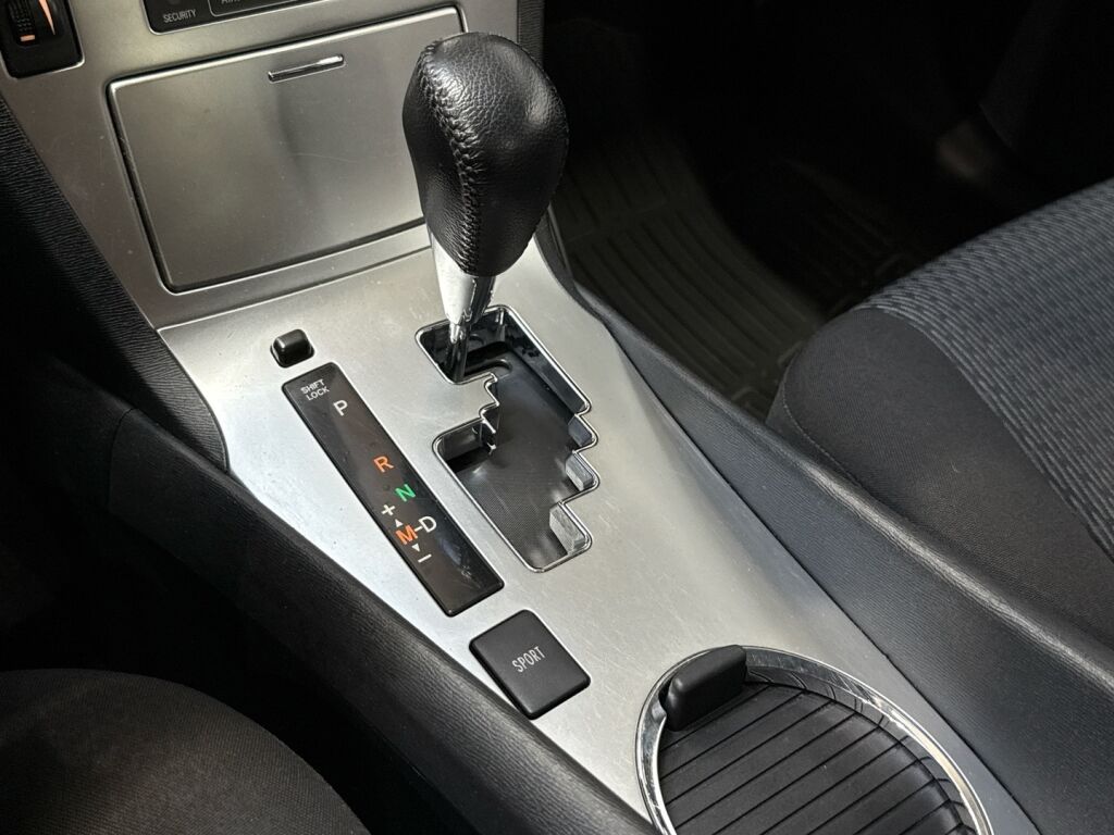 Toyota Avensis 2012 Harmaa