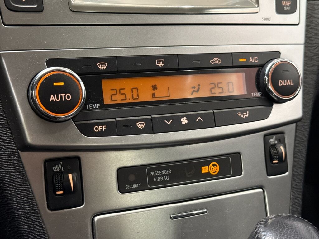 Toyota Avensis 2012 Harmaa