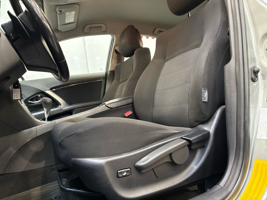 Toyota Avensis 2012 Harmaa