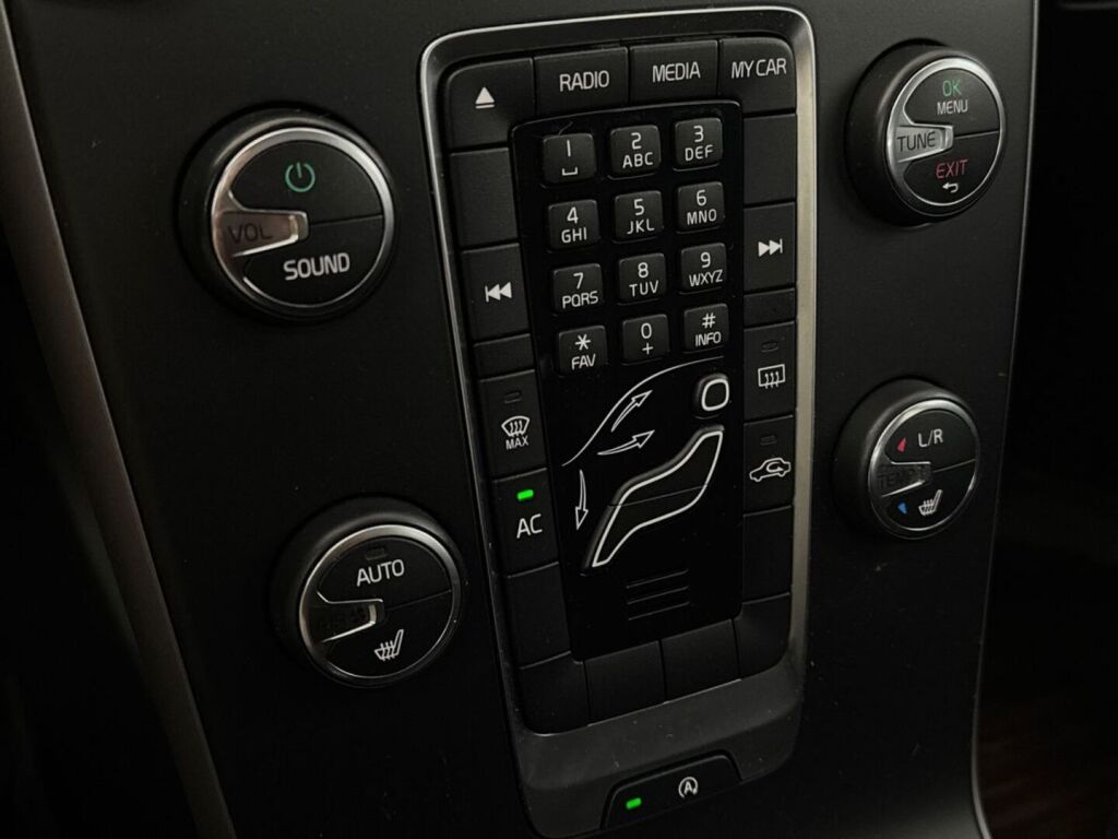 Volvo V40 2012 Punainen