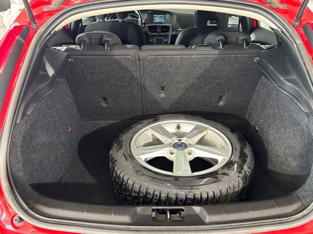Volvo V40 2012 Punainen