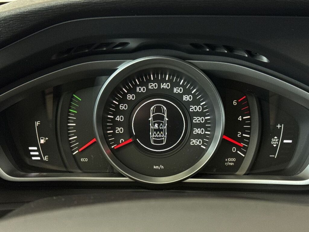 Volvo V40 2012 Punainen
