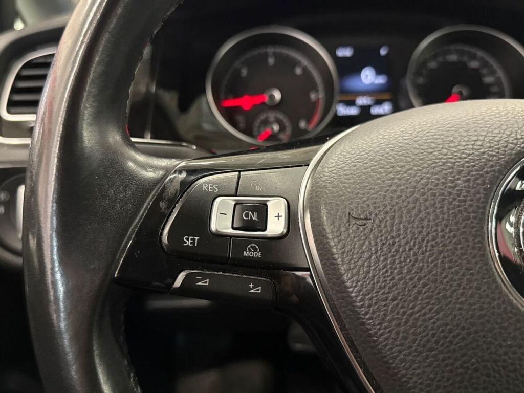 Volkswagen Golf 2013 Musta