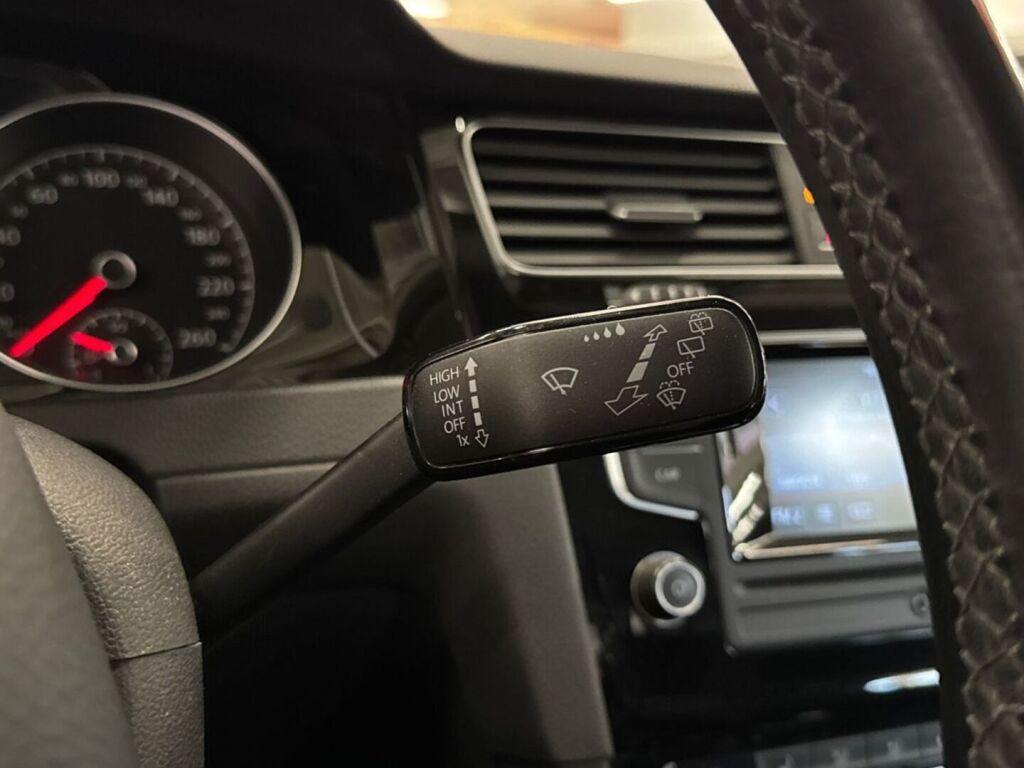Volkswagen Golf 2013 Musta