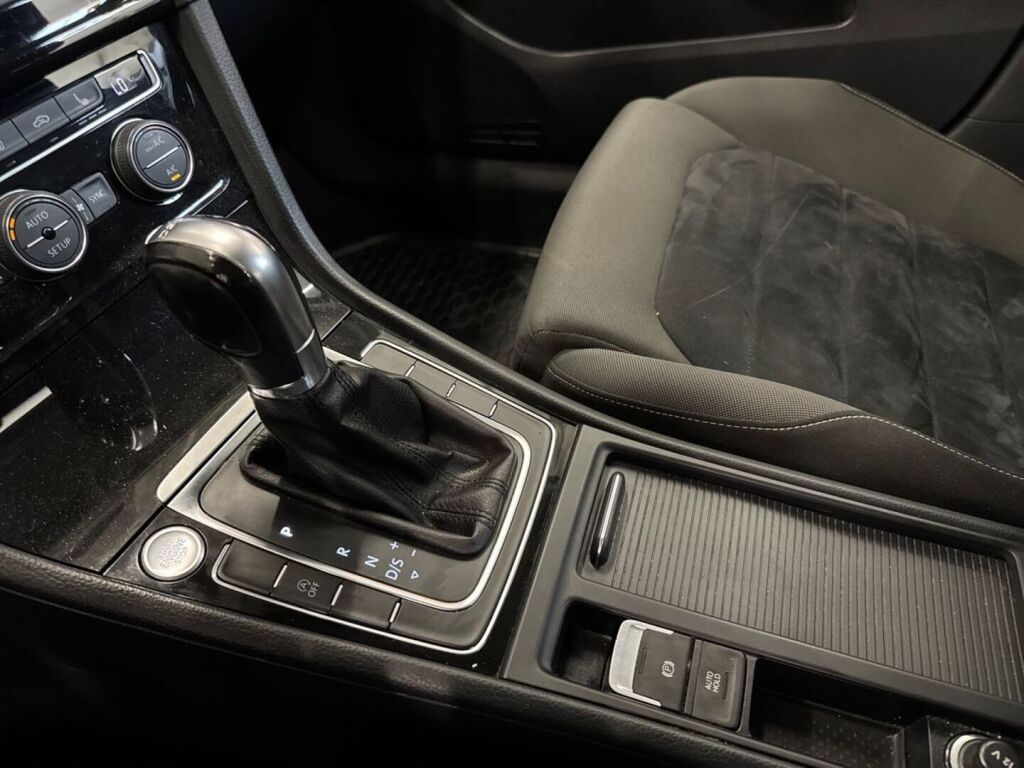 Volkswagen Golf 2013 Musta