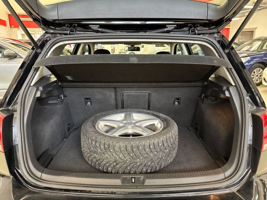 Volkswagen Golf 2013 Musta
