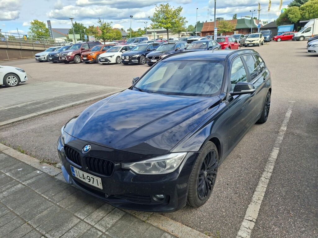 BMW 320 2013 Musta