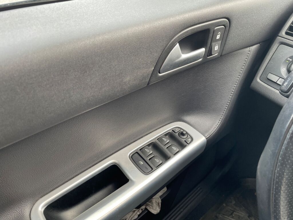 Volvo V50 2012 Musta