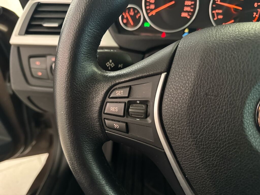 BMW 320 2013 Ruskea (beige)