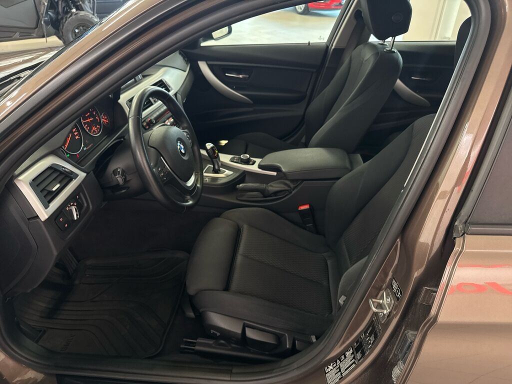 BMW 320 2013 Ruskea (beige)