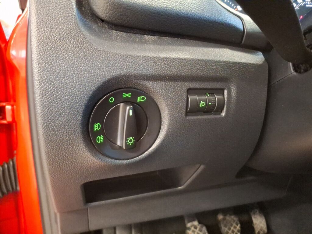 Skoda Fabia 2014 Punainen