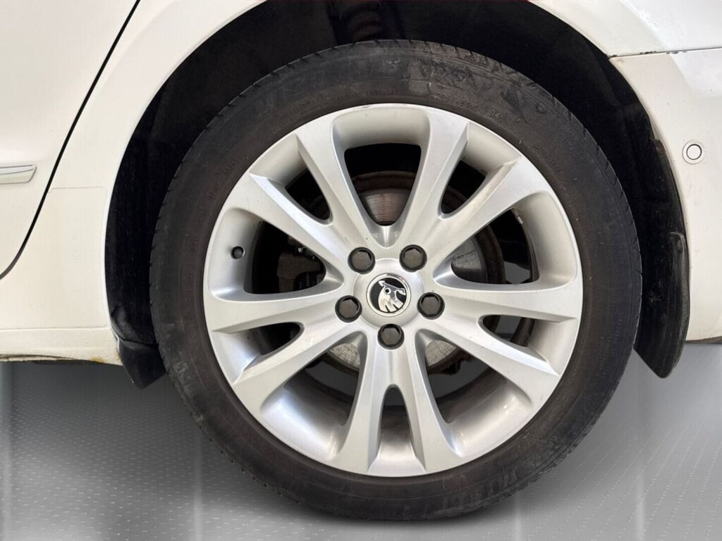 Skoda Superb 2014 Valkoinen