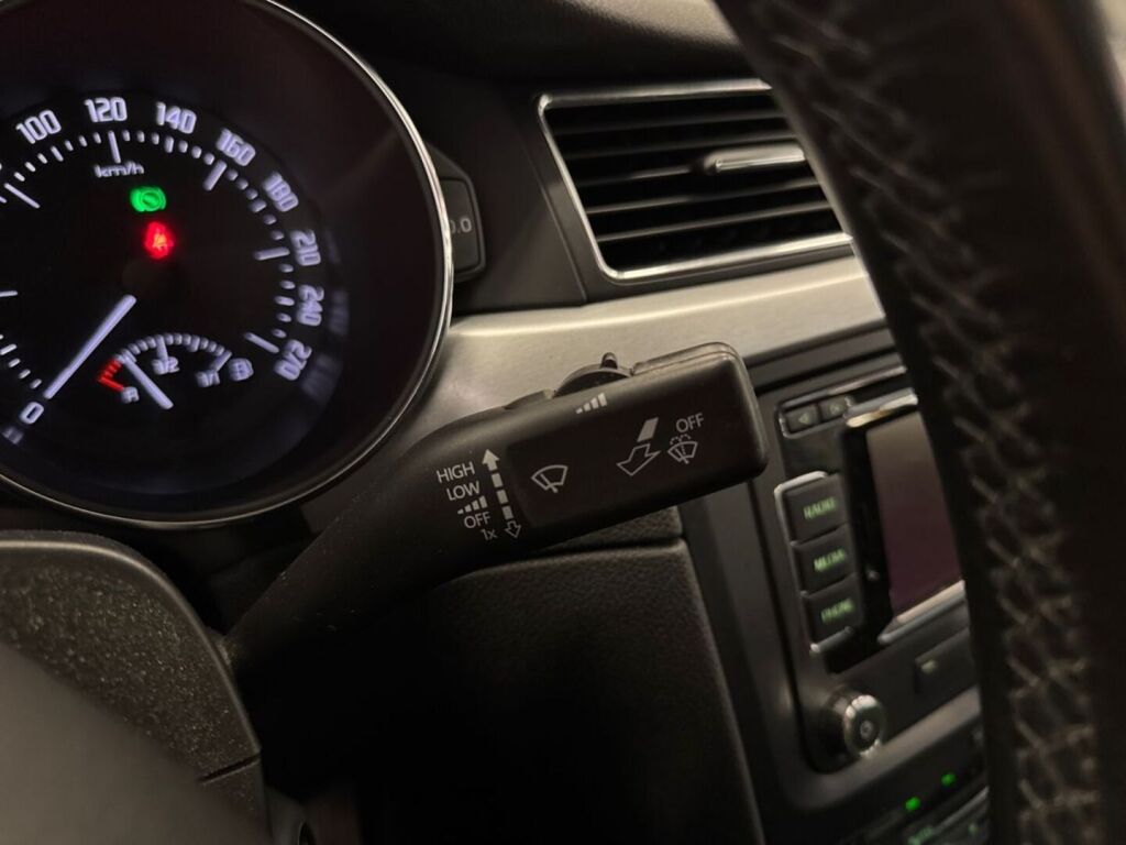 Skoda Superb 2014 Valkoinen