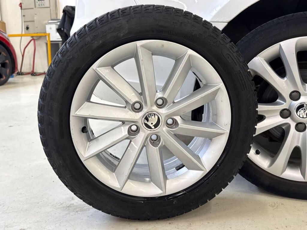 Skoda Superb 2014 Valkoinen