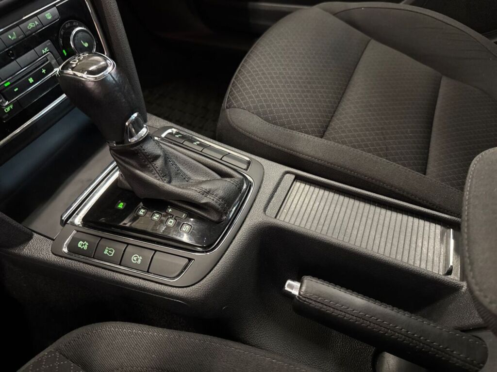 Skoda Superb 2014 Valkoinen