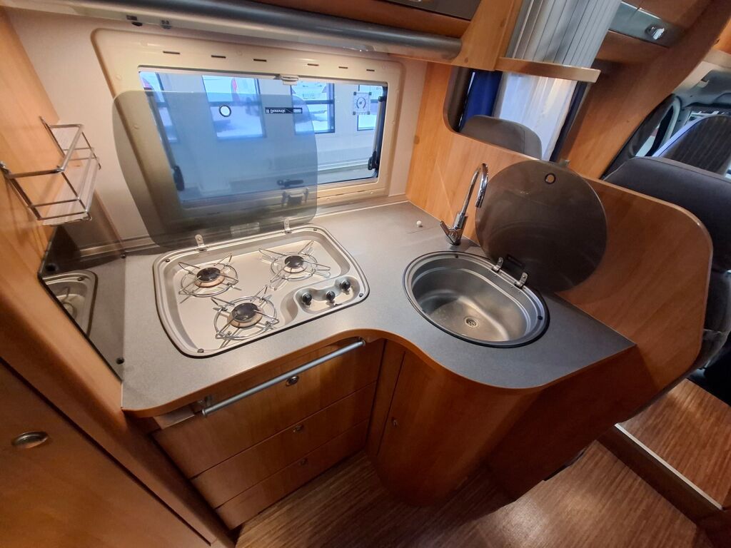 Adria Coral Plus 670 SL 2010 Valkoinen