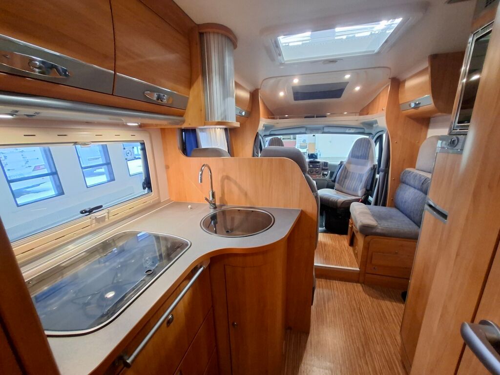 Adria Coral Plus 670 SL 2010 Valkoinen