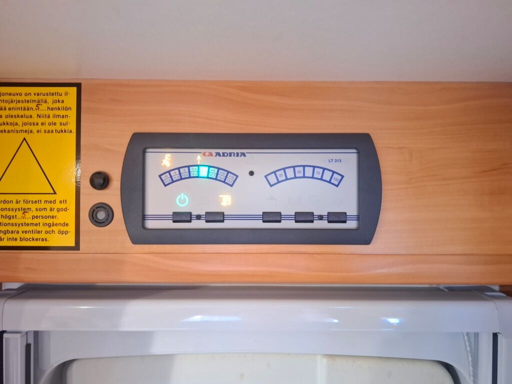 Adria Coral Plus 670 SL 2010 Valkoinen