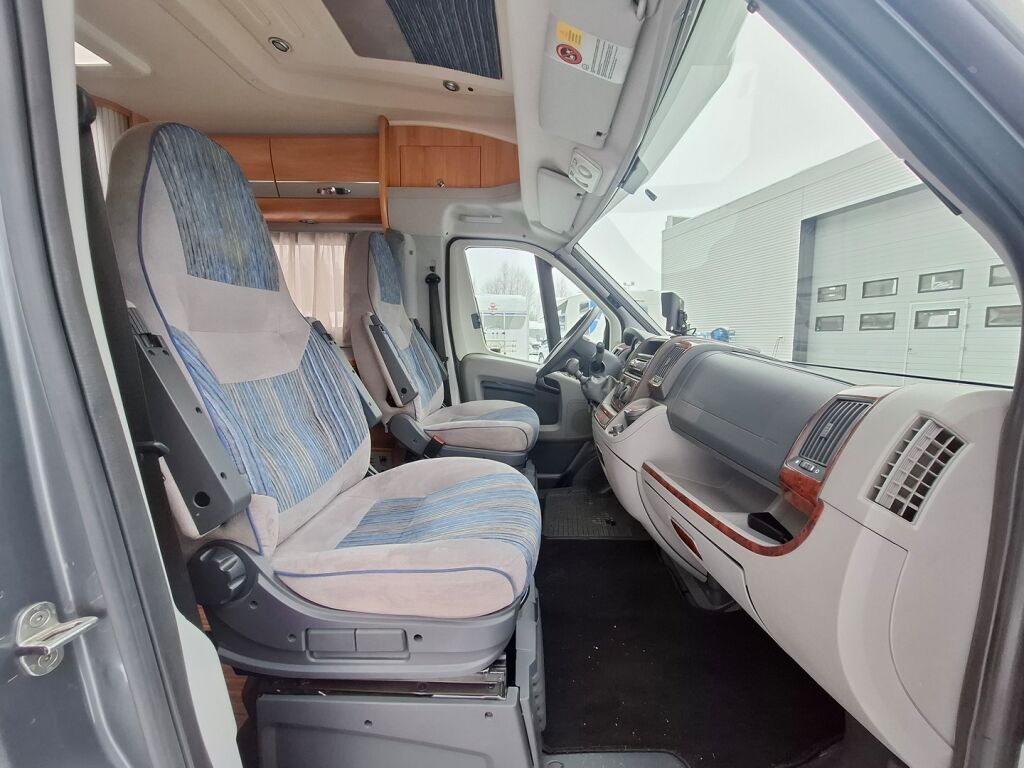 Adria Coral Plus 670 SL 2010 Valkoinen