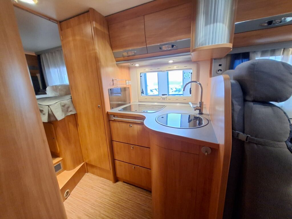 Adria Coral Plus 670 SL 2010 Valkoinen