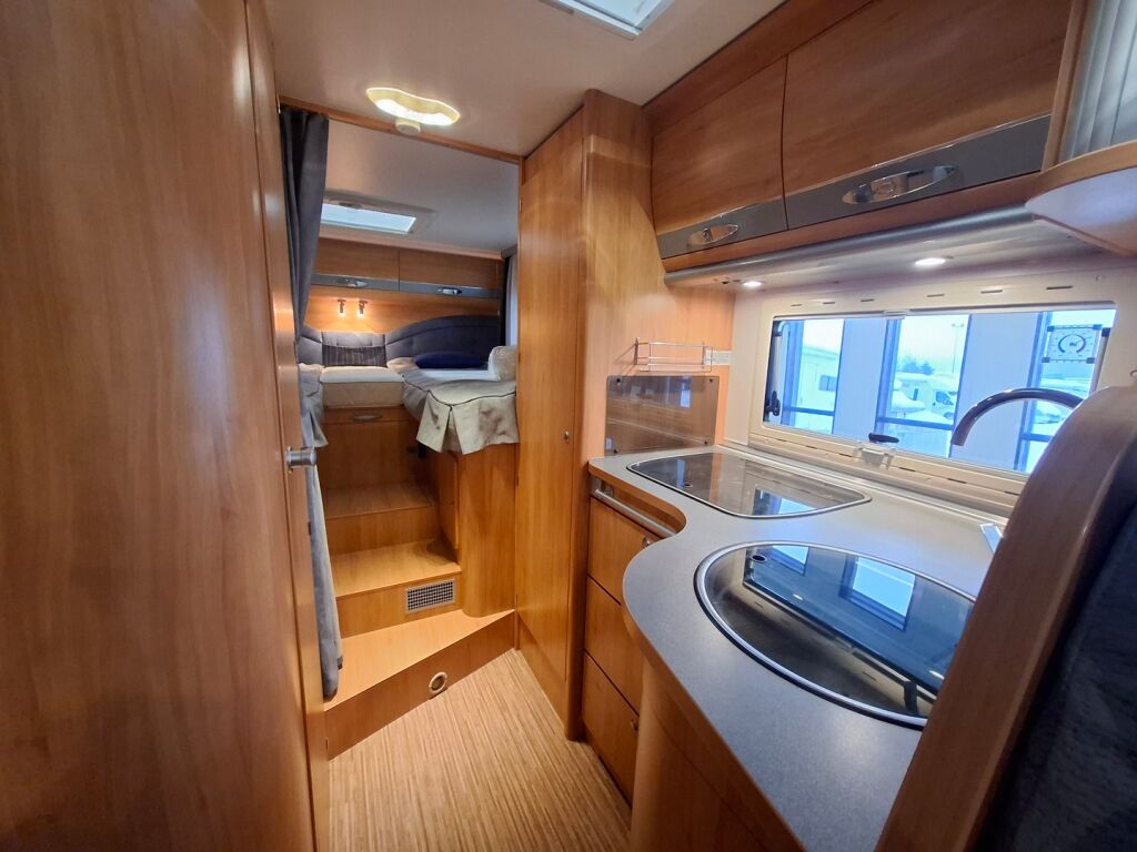 Adria Coral Plus 670 SL 2010 Valkoinen