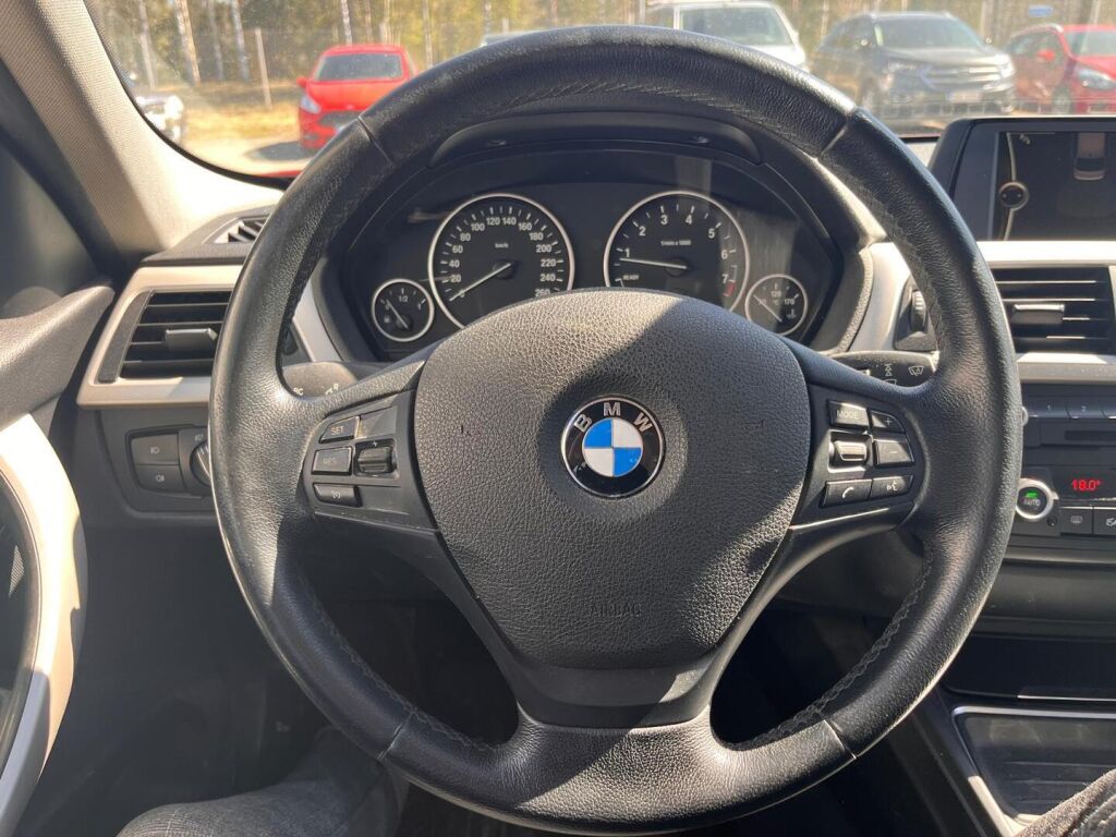 BMW 320 2013 Punainen
