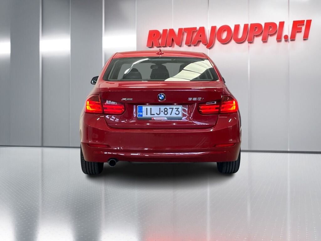 BMW 320 2013 Punainen