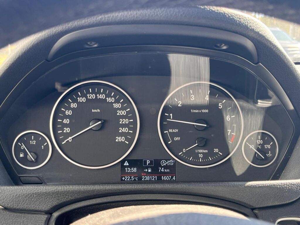 BMW 320 2013 Punainen