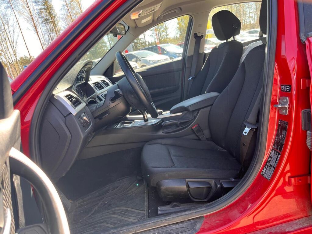 BMW 320 2013 Punainen