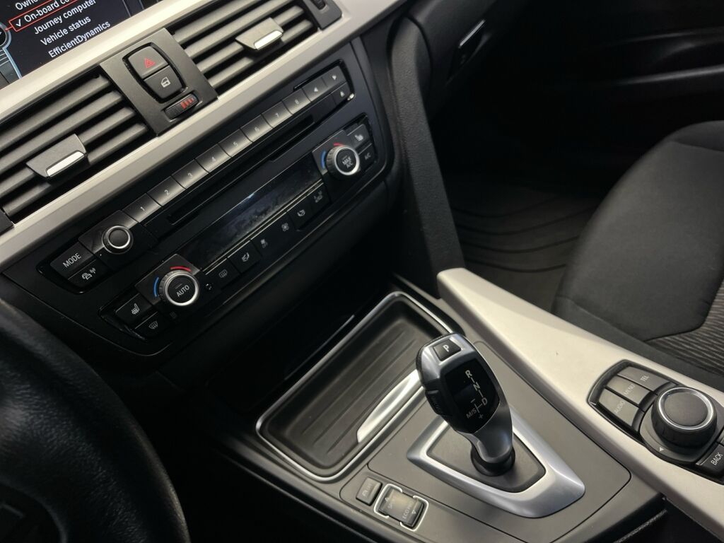 BMW 320 2013 Punainen