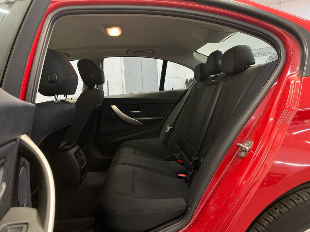 BMW 320 2013 Punainen