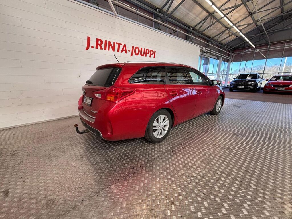 Toyota Auris 2013 Punainen