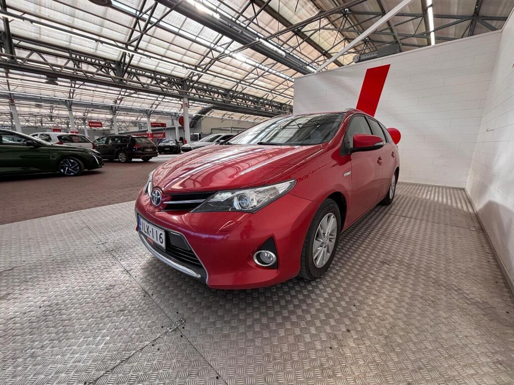 Toyota Auris 2013 Punainen