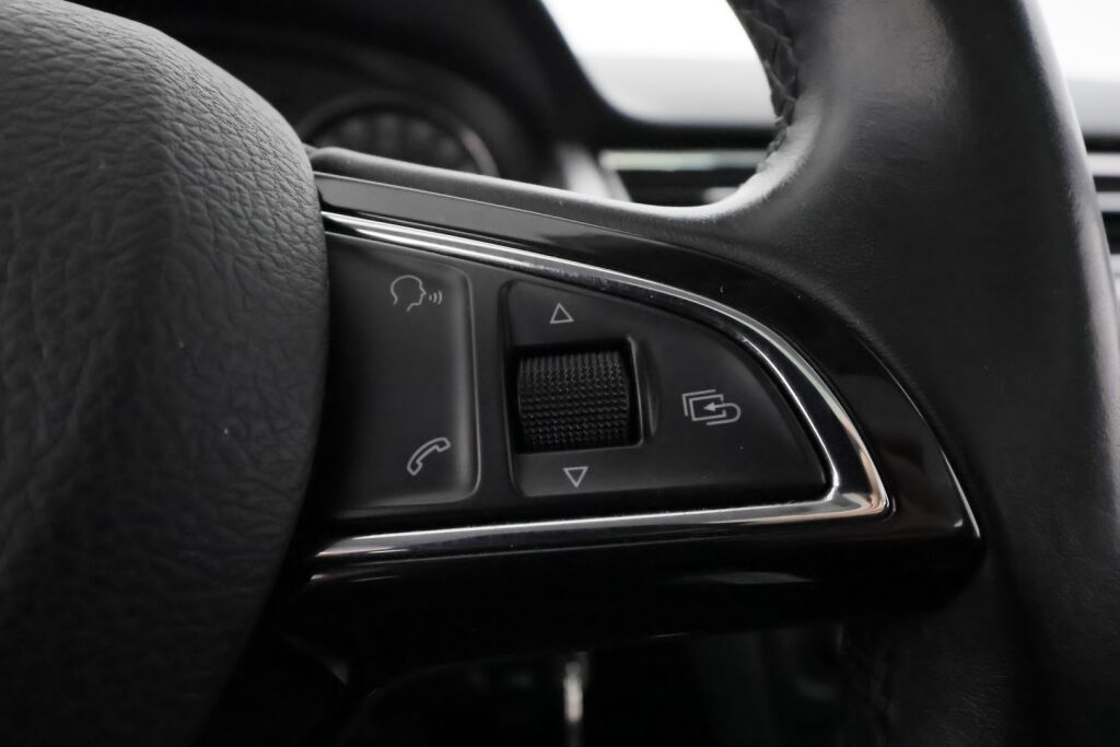 Skoda Rapid 2014 Punainen