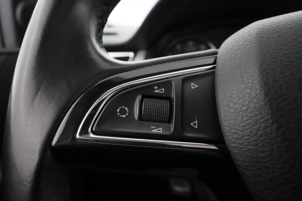 Skoda Rapid 2014 Punainen