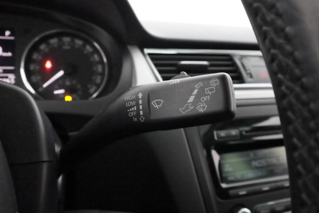 Skoda Rapid 2014 Punainen