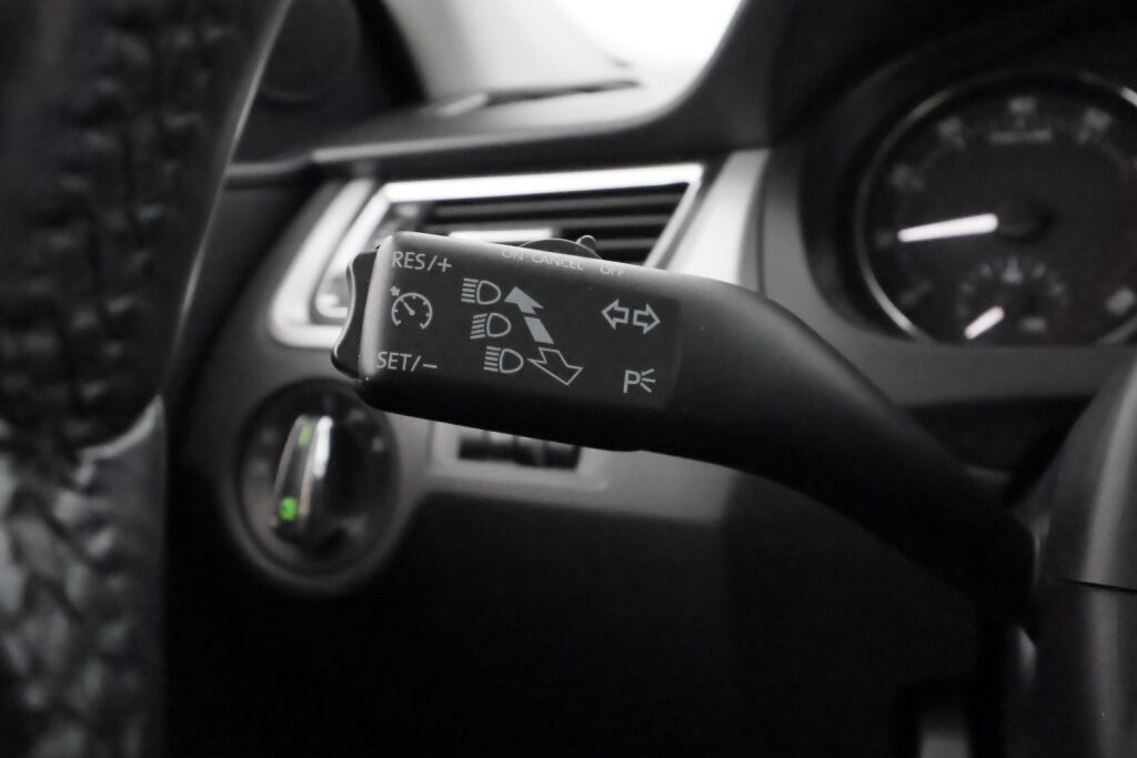 Skoda Rapid 2014 Punainen