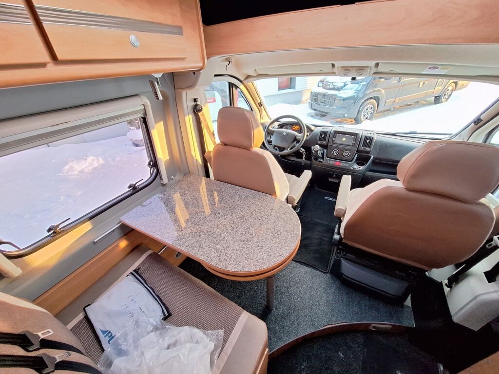 Pössl 2 WIN VAN 600 2014 Musta